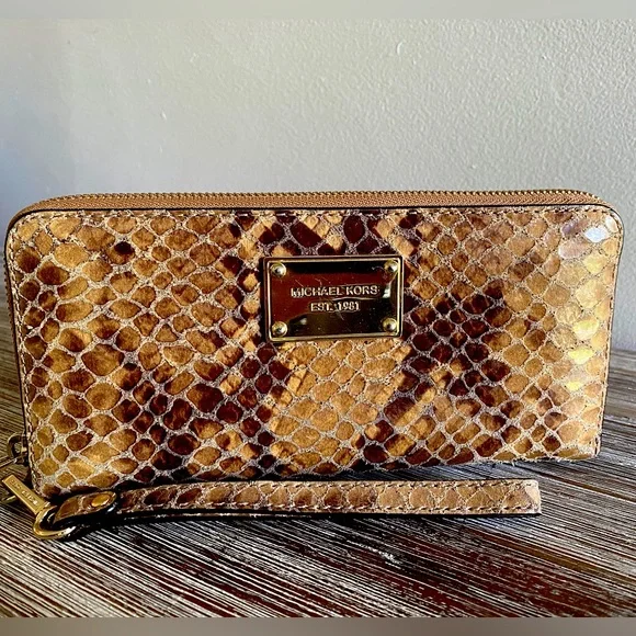 Michael Kors Zip Wallet - Picture 1 of 6